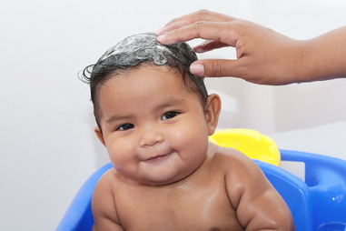 Em bé trong bồn tắm Em bé trong bồn tắm